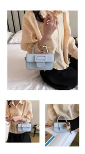 Vue détaillée d'un sac bandoulière en cuir ciré bleu clair avec boucle