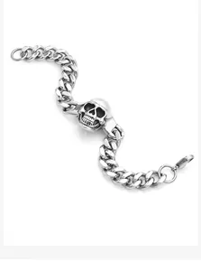 Detailansicht eines massiven Totenkopf-Armbands aus Titanstahl für Herren