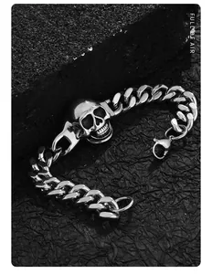 Detailansicht eines Punk-Totenkopf-Armbands aus Titanstahl mit dicker Gliederkette.