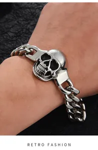 Nahaufnahme eines markanten Totenkopf-Armbands aus Titanstahl für Herren im Punk-Stil