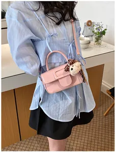Petit sac bandoulière en cuir ciré rose avec breloque chiot en peluche