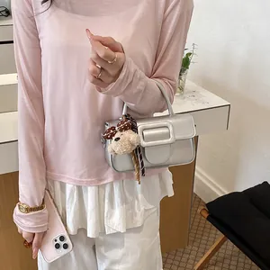 Petit sac à main carré tendance en cuir ciré argenté avec poignée et bandoulière