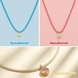 Primer plano de collares de cordón bohemio con colgantes de circón en tres colores vivos