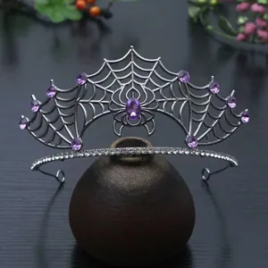 Detaillierte Nahaufnahme einer gotischen Spinnennetz-Tiara mit lila Kristallen für Halloween