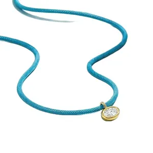 Gargantilla bohemia con cordón azul y colgante redondo de circón dorado