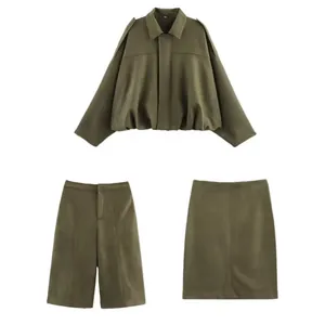 Vue détaillée de l'ensemble veste bomber en daim olive avec short et jupe
