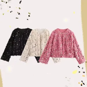Detailansicht glamouröser Paillettenjacken mit Rundhalsausschnitt in Schwarz, Weiß, Rosa.