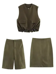 Ensemble trois pièces vert armée en suédine avec gilet, short large et mini-jupe
