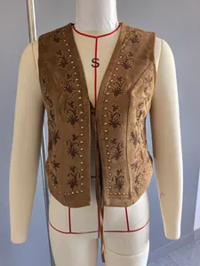 Vue détaillée du gilet vintage pour femmes en suédine avec rivets et broderies