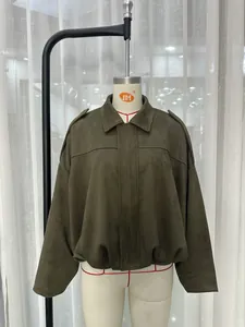 Détail d'une veste aviateur en suédine pour femme avec col rabattu et coupe ample