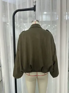 Vue arrière d'un blouson aviateur pour femme en suédine vert olive, coupe ample
