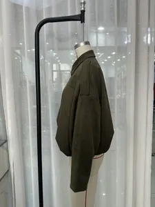 Vue latérale détaillée d'un blouson aviateur pour femme en daim vert olive ample.