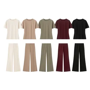 Weergave van vijf kleuren damessets met korte mouwen, ronde hals en rechte broek voor dames.