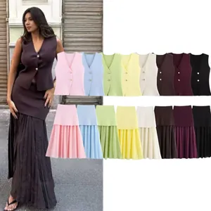 Detalle del conjunto de chaleco de punto con cuello en V y falda plisada multicolor
