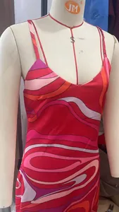 Detailansicht eines Sommer-Trägerkleids mit einem abstrakten rosa Wellenmuster für den Urlaub.