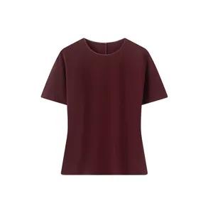 Elegante bordeauxrode top met korte mouwen, ronde hals en een subtiel rugdetail