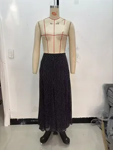 Detailansicht eines schwarzen Midirocks mit hoher Taille und weißen Punkten auf Puppe