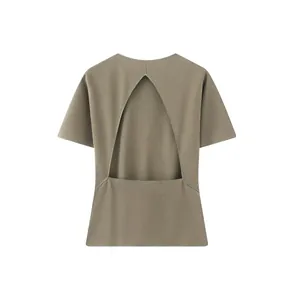 Achteraanzicht van kortmouwige top met stijlvolle driehoekige rugopening in khaki.