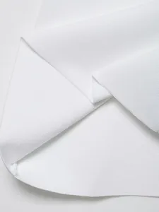 Makroansicht der hochwertigen weißen Strickstofftextur für Damenbekleidung