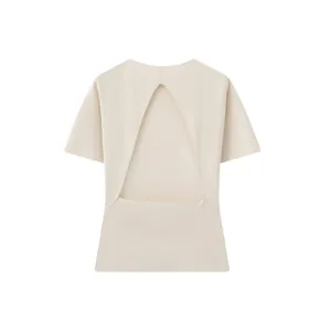 Gedetailleerd overzicht van beige top met korte mouwen en elegant driehoekig rugdetail design