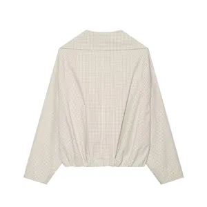 Detailansicht der Rückseite einer minimalistischen karierten Jacke mit Raglanärmeln und Kragen