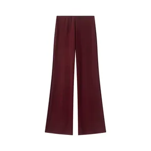 Detailweergave van een elegante bordeauxrode broek met rechte pijpen en een gladde afwerking