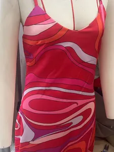 Lebhaftes rotes Maxikleid mit Wellenprint und Rückenausschnitt für den Sommerurlaub
