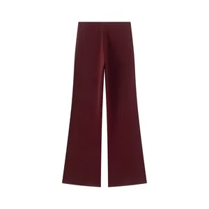 Detail van een elegante bordeauxrode broek met rechte pijpen en minimalistisch design.