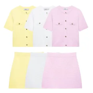 Detaillierte Flachbildansicht von Strick-Cardigan und Minirock-Sets in drei Pastellfarben