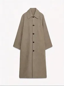 Vollansicht eines eleganten langen karierten Trenchcoats mit anspruchsvollem einreihigem Design.