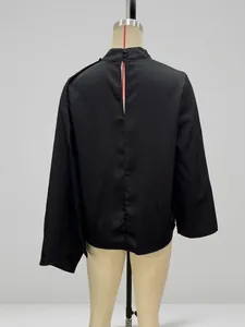 Vista detallada de la espalda de una blusa de satén negro con elegante diseño de chal.