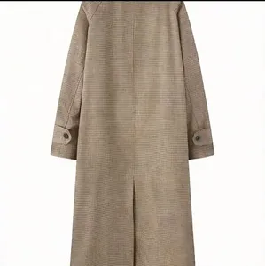 Rückansicht des eleganten karierten Trenchcoats mit Details zu Knöpfen und Manschettenriemen