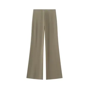 Gedetailleerde platte opname van elegante olijfgroene broek met hoge taille en wijde pijpen