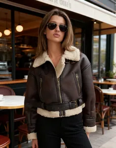 Détail du blouson aviateur en similicuir marron doublé de peau lainée