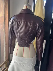 Rückansicht einer bordeauxroten Kunstleder-Bikerjacke in Kurzform auf Schaufensterpuppe