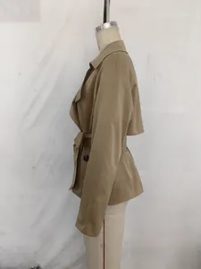 Vista lateral de elegante gabardina corta caqui con solapa y cinturón ajustable