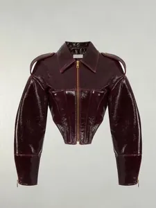 Weinrote glänzende Lackleder-Kurzjacke im Vintage-Biker-Stil mit Korsett-Taille in Vorderansicht