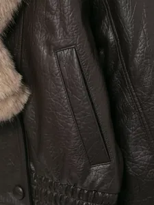 Gros plan d'une veste en similicuir marron foncé avec col en fausse fourrure amovible