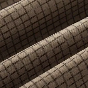 Nahaufnahme des braun karierten Stoffes für elegante Damen Trenchcoats und Jacken Details