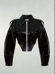 Detailansicht der schwarzen Lackleder-Bikerjacke mit Korsett-Taille und Reißverschluss.