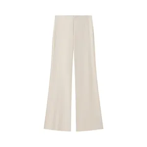 Hoge resolutie detailweergave van elegante crème damesbroek met wijde pijpen en hoge taille