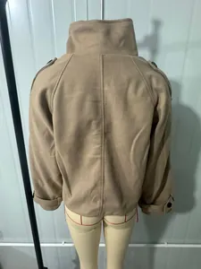 Vue arrière d'un manteau court en laine avec col montant élégant et manches raglan