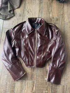Detailansicht der kurzen Retro-Motorradjacke aus braunem Lackleder