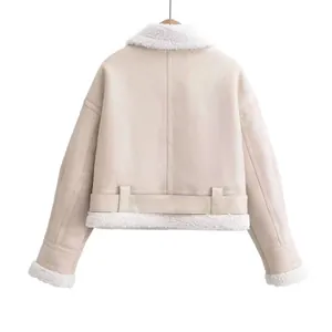 Vue arrière détaillée d'une veste de motard chic en simili-peau de mouton beige femme