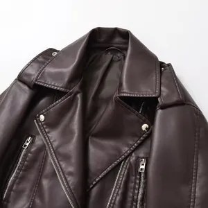 Gros plan d'un blouson motard marron en similicuir vintage avec détails du col et du zip