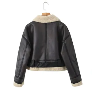 Vue arrière d'une veste en simili cuir marron doublée en mouton pour femme, style aviateur.