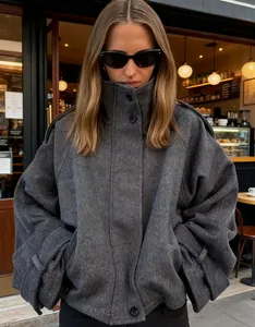 Veste courte oversize en laine grise avec col montant et tissu texturé pour la saison d'automne