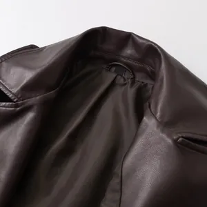 Gros plan du col et de la doublure intérieure d'une veste de motard en cuir marron