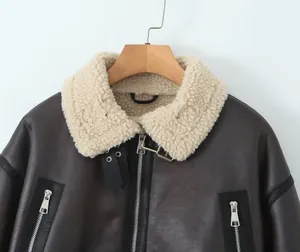 Gros plan détaillé d'une veste moto pour femme avec col en peau lainée crème et fermetures éclair