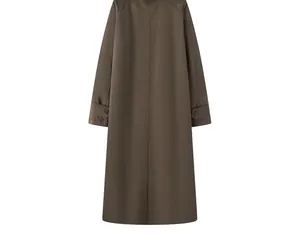 Rückansicht eines langen olivgrünen Wende-Trenchcoats für Damen mit Ärmelschlaufen